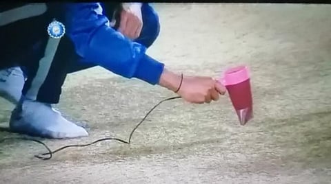 ஹேர் ட்ரையர் மூலம் ஆடுகளத்தை காயவைக்கப்பட்ட முயற்சி