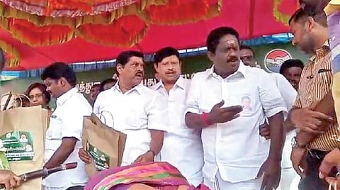 புதுக்கோட்டையில் நேற்று அமைச்சர் சி.விஜயபாஸ்கர் பங்கேற்ற அரசு விழாவில் மாவட்ட வழங்கல் அலுவலரை ஒருமையில் பேசிய எம்எல்ஏ ஆறுமுகம், அதிமுக நகர செயலாளர் பாஸ்கர்.