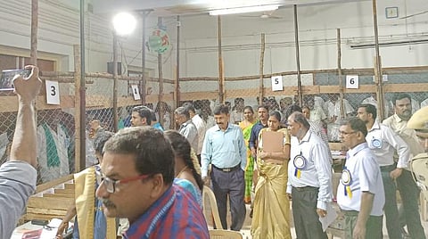 உயர் நீதிமன்றம் உத்தரவிட்டும் வாக்கு எண்ணிக்கை சிசிடிவி பதிவுகளை ஒப்படைப்பதில் தாமதம்: நீதிபதிகள் கடும் அதிருப்தி