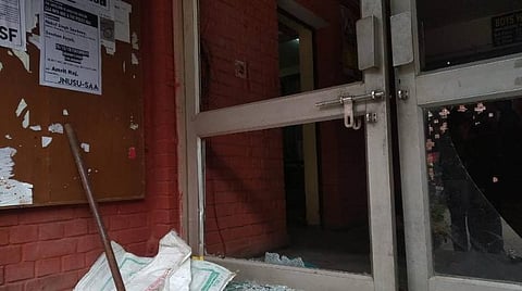 ஜே.என்.யு மாணவர்கள் சங்கம், இடதுசாரிகளே காரணம்: மும்பைக் கல்லூரிக்கு வெளியே ஏபிவிபி போராட்டம்