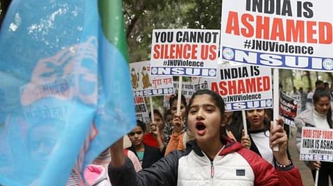 ஜேன்என்யு மாணவர்கள் மீதான தாக்குதல்: பாலிவுட் நட்சத்திரங்கள் கண்டனம்