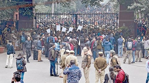 தங்கள் மீது நடத்தப்பட்ட தாக்குதலை கண்டித்து டெல்லி ஜவஹர்லால் நேரு பல்கலைக்கழக மாணவர்கள் நேற்று போராட்டத்தில் ஈடுபட்டனர். படம்: பிடிஐ