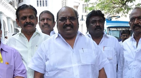 அவையிலிருந்து வெளியே வரும் ஜெ.அன்பழகன் எம்எல்ஏ, படம்: எல்.சீனிவாசன்