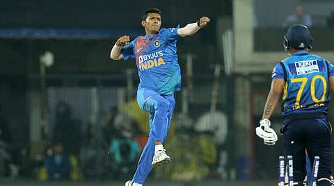 இலங்கைக்கு எதிரான நேற்றைய ஆட்டத்தில் ஆட்டநாயகன் விருது வென்ற இந்திய வேகப்பந்துவீச்சாளர் நவ் தீப் ஷைனி விக்கெட் வீழ்த்திய மகிழ்ச்சியில் ஆர்ப்பரித்த காட்சி: படம் உதவி ட்விட்டர்