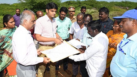 குலசேகரன்பட்டினத்தில் 2,200 ஏக்கரில் இஸ்ரோ ராக்கெட் ஏவுதளம்: நிலம் எடுப்பு பணிகளை ஆய்வு செய்தார் ஆட்சியர்