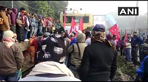 நாடுதழுவிய வேலைநிறுத்தம்: பல்வேறு மாநிலங்களிலும் தொழிற்சங்கங்கள் போராட்டம்