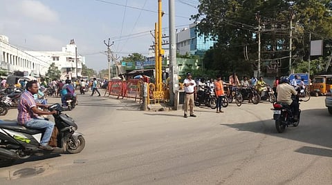 போலீஸ் வாகனத்தில் ஏறி டிக் டாக் செய்த மாணவர்கள்: நூதன தண்டனை வழங்கிய தூத்துக்குடி எஸ்.பி.