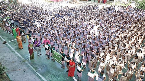 சென்னை சூளைமேடு ஜெய்கோபால் கரோடியா அரசு பெண்கள் மேல்நிலைப் பள்ளியில் நேற்று நடைபெற்ற புகையில்லா போகி குறித்த விழிப்புணர்வு நிகழ்ச்சியில் கலந்துகொண்ட மாணவிகள்.