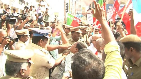 வேலைநிறுத்தத்துக்கு ஆதரவு: மதுரையில் எம்.பி. சு.வெங்கடேசன், ரயில் மறியலில் ஈடுபட்ட தொழிற்சங்கத்தினர் 500-க்கும் மேற்பட்டோர் கைது