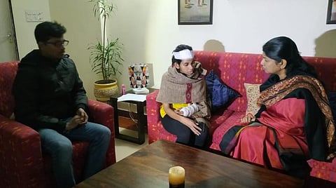 அய்ஷே கோஷுக்கு ஆறுதல் தெரிவிக்கும் கனிமொழி