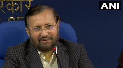 மத்திய தகவல் தொழில்நுட்பத்துறை அமைச்சர் பிரகாஷ் ஜவடேகர் டெல்லியில் நிருபர்களுக்குப் பேட்டி அளித்த காட்சி : படம் | ஏஎன்ஐ.