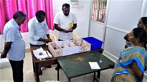 கயத்தாறு அருகே ஊராட்சி வார்டு உறுப்பினருக்கான வாக்கு எண்ணிக்கையை நிறுத்தக்கோரி வேட்பாளர் போராட்டம்