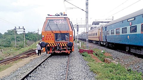 பொத்தேரி ரயில்நிலையம் அருகே புதிய தண்டவாளத்தில் இன்ஜின் இயக்கி, தண்டவாள சரிபார்ப்பு பணி மேற்கொள்ளப்பட்டது.படம்: ஜெ.கு.லிஸ்பன்குமார்.