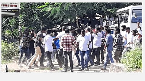 மோதலில் ஈடுபட்ட ரஜினி ரசிகர்கள்