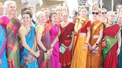 தமிழக பாரம்பரிய உடை அணிந்து பழநி மலைக்கோயிலுக்கு சுவாமிதரிசனம் செய்ய வந்த அமெரிக்கர்கள்.