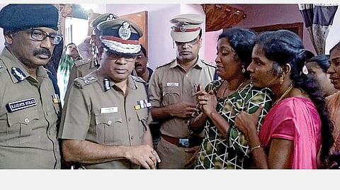 வில்சனின் வீட்டுக்கு சென்று அவரது மனைவி, மகளுக்கு டிஜிபி திரிபாதி ஆறுதல் கூறினார்.