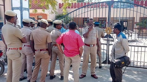 நுழைவுவாயிலை பூட்டிய போலீஸார்