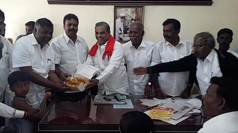 நீலகிரி மாவட்டத்தில் மாவட்ட ஊராட்சி மற்றும் குன்னூர், கோத்தகிரி, கூடலூர் ஊராட்சி ஒன்றியங்களை திமுக கைப்பற்றிய மகிழ்ச்சியை இனிப்பு வழங்கி பரிமாறிய மாவட்ட செயலாளர் பா.மு.முபாரக்