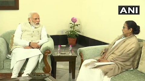 மேற்குவங்கத்தில் பிரதமர் மோடி; மம்தா பானர்ஜியுடன் சந்திப்பு