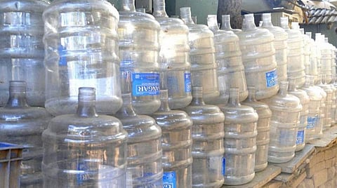 அனுமதியின்றி சட்டவிரோதமாக நீர் உறிஞ்சும் குடிநீர் உற்பத்தி ஆலைகளை மூட வேண்டும்- அரசுக்கு உயர் நீதிமன்றம் உத்தரவு