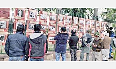 டெல்லி ஜாமியா மில்லியா இஸ்லாமியா பல்கலைக்கழகத்தில் நடைபெற்று வரும் மகாத்மா காந்தி தொடர்பான புகைப்படக் கண்காட்சியை பார்வையிடும் மாணவர்கள்.