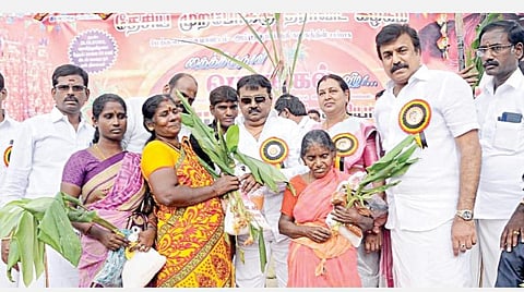 சென்னை கொரட்டூரில் தேமுதிக சார்பில் நேற்று நடைபெற்ற பொங்கல் விழாவில் பொதுமக்களுக்கு பொங்கல் பரிசுகளை வழங்குகிறார் தேமுதிக தலைவர் விஜயகாந்த். உடன் பொருளாளர் பிரேமலதா உள்ளிட்ட நிர்வாகிகள்.