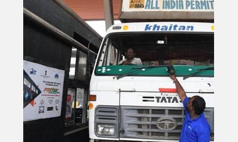 நாடு முழுவதும் உள்ள சுங்கச்சாவடிகளில் பாஸ்டேக் கட்டண முறை 15-ம் தேதிமுதல் கட்டாயம்: தலா ஒரு பாதையில் மட்டுமே பணம் செலுத்தி செல்ல அனுமதி