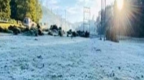 உதகை தலைகுந்தா பகுதியில் புல்வெளியில் படர்ந்திருந்த பனி