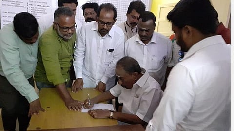 நிபந்தனை ஜாமீனில் வெளிவந்த நெல்லை கண்ணன் காவல் நிலையத்தில் கையெழுத்து