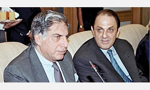 ரத்தன் டாடா (இடது), நுஸ்லி வாடியா. (கோப்புப் படம்)