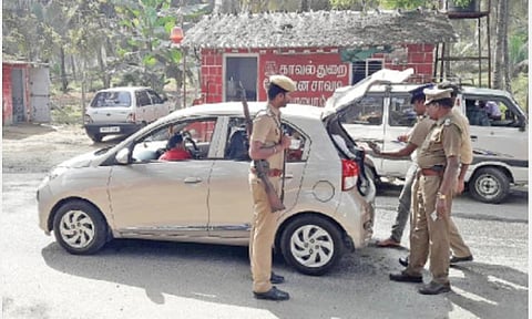 பொள்ளாச்சி அடுத்த கோபாலபுரம் சோதனைச் சாவடியில் வாகன தணிக்கையில் ஈடுபட்டுள்ள துப்பாக்கி ஏந்திய போலீஸார். படம்: எஸ்.கோபு