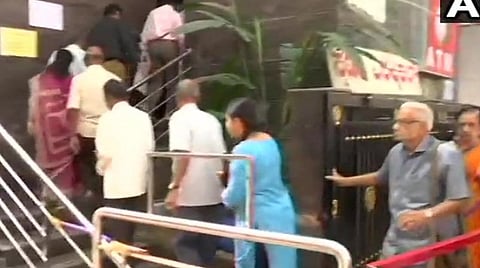 மும்பையை தொடர்ந்து பெங்களூரு வங்கியிலும் மோசடி? -ரிசர்வ் வங்கி கட்டுப்பாடு காரணமாக வாடிக்கையாளர்கள் பீதி