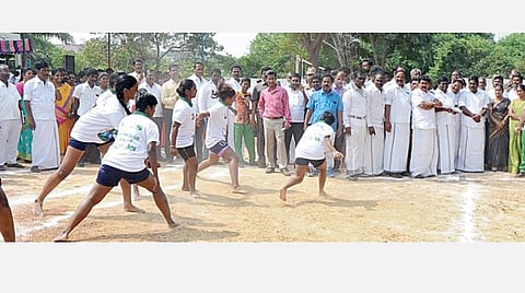 திருவள்ளூர் மாவட்டத்தில், வானகரம் ஊராட்சியில் அம்மா கிராம இளைஞர் விளையாட்டுத் திட்டத்தை நேற்று ஊரக தொழில் துறை அமைச்சர் பெஞ்சமின், தமிழ் வளர்ச்சி மற்றும் தொல்லியல் துறை அமைச்சர் பாண்டியராஜன் ஆகியோர் தொடங்கி வைத்தனர். மாவட்ட ஆட்சியர் மகேஸ்வரி உள்ளிட்டோர் பங்கேற்றனர்.
