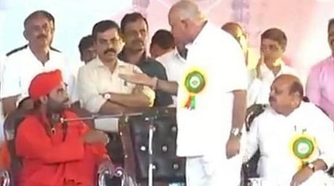 கர்நாடக முதல்வரை பொது மேடையில் மிரட்டும் விதமாகப் பேசிய மடாதிபதியால் பரபரப்பு: கோபமடைந்த எடியூரப்பா