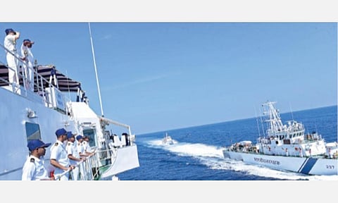 சென்னையை ஒட்டியுள்ள வங்கக் கடல் பகுதியில் நேற்று இந்திய-ஜப்பான் கடலோர காவல் படை வீரர்கள் சாயோக் கைஜின் என பெயரிடப்பட்ட கூட்டு பயிற்சியில் ஈடுபட்டனர். கடல் கொள்ளையர்களால் கடத்தப்பட்ட வணிக கப்பலை மீட்கும் பணிகளை இரு நாட்டு வீரர்களும் தத்ரூபமாக செய்து காண்பித்தனர்.படங்கள்: எல்.சீனிவாசன்