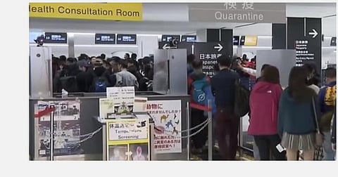 சீனாவிலிருந்து அமெரிக்கா வரும் பயணிகள் சான்பிரான்சிஸ்கோவில் உடற்பரிசோதனைக்கு உட்படுத்தப்படும் காட்சி.