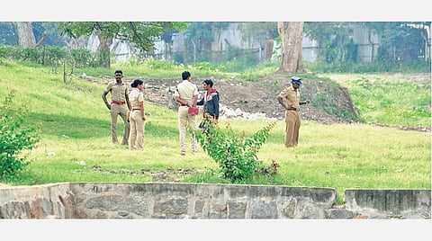 பாலியல் வழக்கு தொடர்பாக, வேலூர் கோட்டை பூங்காவில் சம்பவ இடத்தை பார்வையிட்டு ஆய்வு செய்த காவல் துறையினர்.
