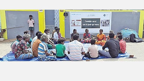 பாம்பனில் உள்ள சின்னப்பாலம் பகுதியில் நடைபெற்ற விழிப்புணர்வு நிகழ்ச்சி.