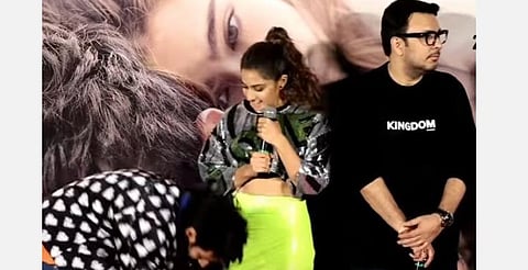 சாராவின் காலில் விழுந்த கார்த்திக் ஆர்யன்: வைரலாகும் வீடியோ