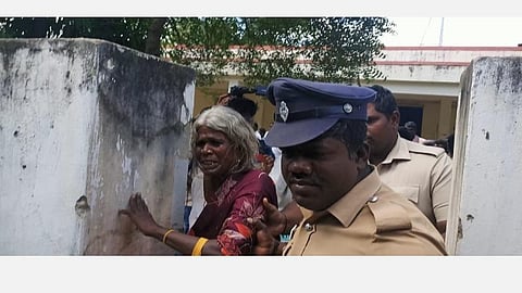 கோவில்பட்டியில் கோட்டாட்சியர் வளாகத்தில் விஷம் குடித்த பெண் மருத்துவமனையில் அனுமதி: தீண்டாமைக் கொடுமை காரணமா?