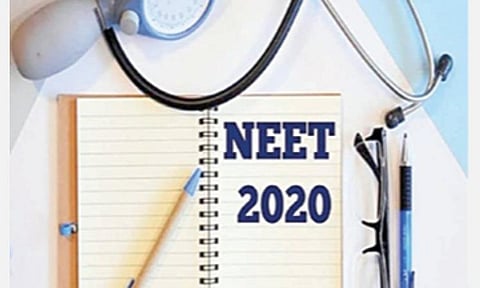 தமிழக அரசின் இலவச பயிற்சி வகுப்புகள் முறையாக நடத்தப்படாததால் நீட் தேர்வில் அரசுப் பள்ளி மாணவர்கள் தேர்ச்சி பாதிக்கப்படும்: மருத்துவப் படிப்பும் எட்டாக்கனியாகி விடும் என ஆசிரியர்கள் வேதனை