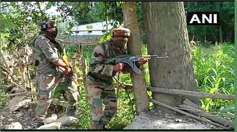 காஷ்மீரில் நடந்த என்கவுன்ட்டரில் 2 தீவிரவாதிகள் உள்பட 4 பேர் சுட்டுக் கொலை