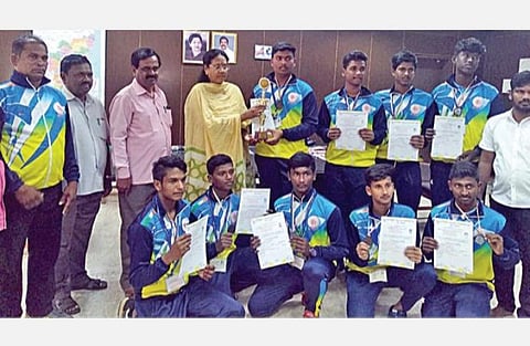 தேசிய அளவிலான எறிபந்து போட்டியில் 3-ம் இடம் பெற்ற தமிழக அணி மாணவர்களை பெரம்பலூர் மாவட்ட ஆட்சியர் வே.சாந்தா பாராட்டினார். உடன், மாவட்ட முதன்மைக் கல்வி அலுவலர் மதிவாணன்.