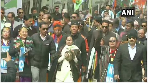 குடியுரிமைச் சட்டத்துக்கு எதிர்ப்பு: 4 கிலோ மீட்டர் நடந்து சென்று மம்தா பானர்ஜி பேரணி