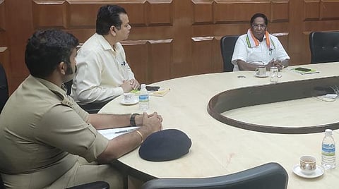 ஆலோசனை நடத்தும் முதல்வர் நாராயணசாமி