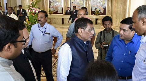 எம்பிக்கள் குழு வெளிநடப்பு