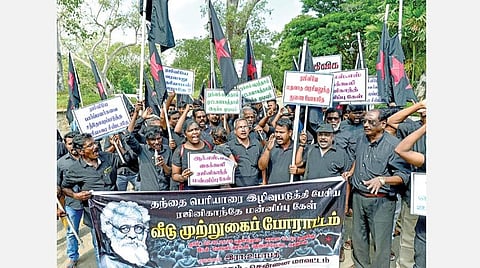 நடிகர் ரஜினிகாந்த் வீட்டை முற்றுகையிடுவதற்காக சென்னை கதீட்ரல் சாலை செம்மொழி பூங்கா அருகில் நேற்று திரண்ட திராவிடர் விடுதலை கழகத்தினர்.படம்: பு.க.பிரவீன்