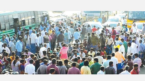 காரில் வந்து மளிகைக் கடையை உடைத்த கொள்ளையர்களை சுற்றி வளைத்த காரமடை கிராம மக்கள்: தொடர் திருட்டைக் கண்டித்து சாலை மறியல்