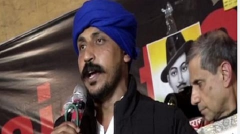 சிஏஏவை எதிர்த்து தெற்கு ஷாஹீன் பாக்கில் பெண்கள் நடத்தி வரும் ஆர்ப்பாட்டத்தில் கலந்துகொண்டு சந்திரசேகர் ஆசாத் பேசும் காட்சி | படம்: ஏஎன்ஐ