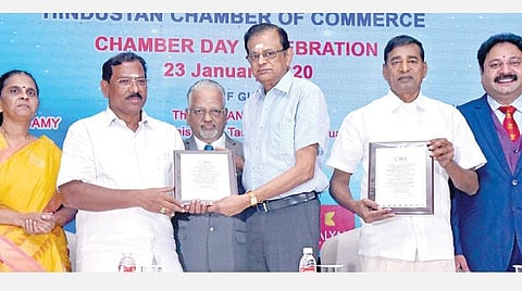 இந்துஸ்தான் வர்த்தக சபை தினவிழா சென்னை மயிலாப்பூரில் நேற்று நடைபெற்றது. இதில் சிறப்பு விருந்தினராக கலந்துகொண்ட தமிழ் வளர்ச்சித் துறை அமைச்சர் கே பாண்டியராஜன், தொழில் துறையில் சிறப்பாக செயல்பட்ட தொழிலதிபர் கே.பி.ராமசாமி, சமூக சேவைக்காக தொழிலதிபர் ஆர்.பி.கிருஷ்ணமாச்சாரி ஆகியோருக்கு ௧வரவ விருதுகள் வழங்கினார். உடன் இந்துஸ்தான் வர்த்தக சபை தலைவர் பி.ஜி.சத்குரு தாஸ், துணைத்தலைவர் சத்யநாராயணன் ஆர்.தாவே, செயலாளர் சித்ரா.படம்: எல்.சீனிவாசன்